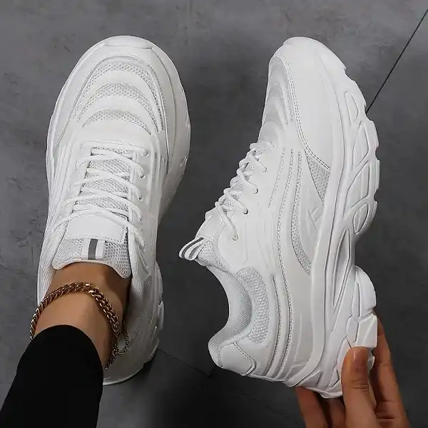 Sneakers FILA Skye ZP blanches pour femme pointure 38 vue de face