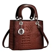 Sac à main marron structuré avec breloques métalliques