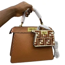 Sac à main marron en cuir texturé avec surpiqûres apparentes
