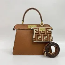 Sac à main marron cuir texturé style Peekaboo