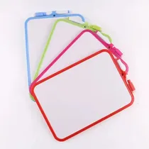 Ardoise blanche quadrillée grands carreaux Séyès pour apprentissage de l'écriture scolaire.