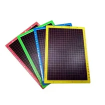 ecolier-utilisant-une-ardoise-noire-quadrillee-avec-craie