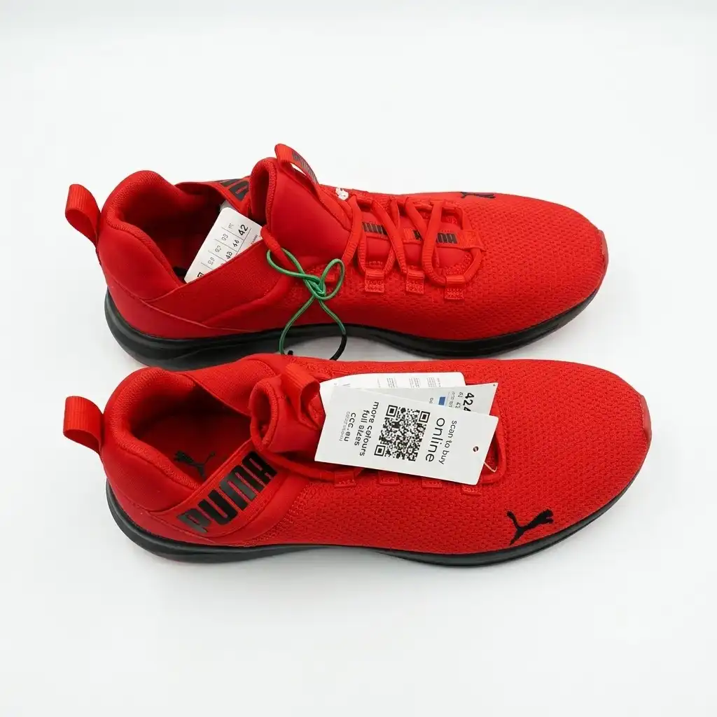 Homme portant les Puma Enzo 2 pour un jogging au Cameroun.