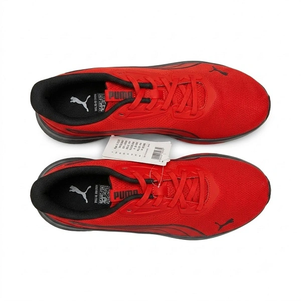Chaussures PumaLite rouges pour homme posées sur un fond blanc.