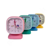 Réveil enfant bleu ciel avec illustration d’une fusée spatiale.