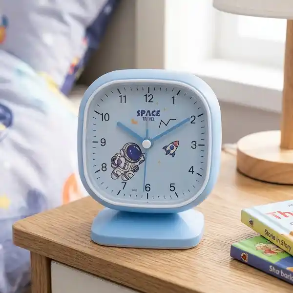 Réveil enfant Space Travel avec cadran fusée et astronaute.