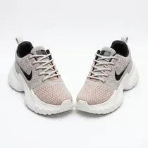 Baskets Nike Mind 002 grises avec logo noir et accents orange