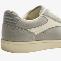 Vue détaillée de la finition en daim gris des sneakers ZARA