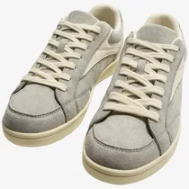 Vue avant des baskets rétro ZARA en suédine grise et lacets