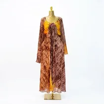 Robe longue à nœud jaune et marron